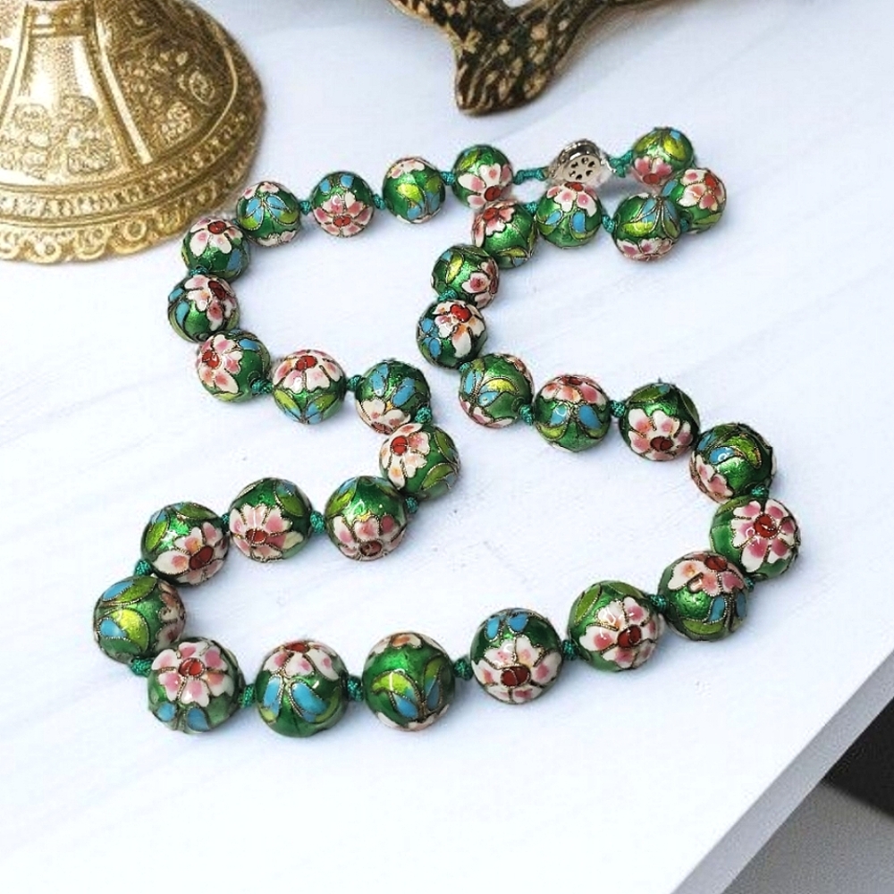 Gorgeous Vintage Hand Knotted Vibrant Emerald Green Cloisonne Bead Necklace! - Picture 3 of 5